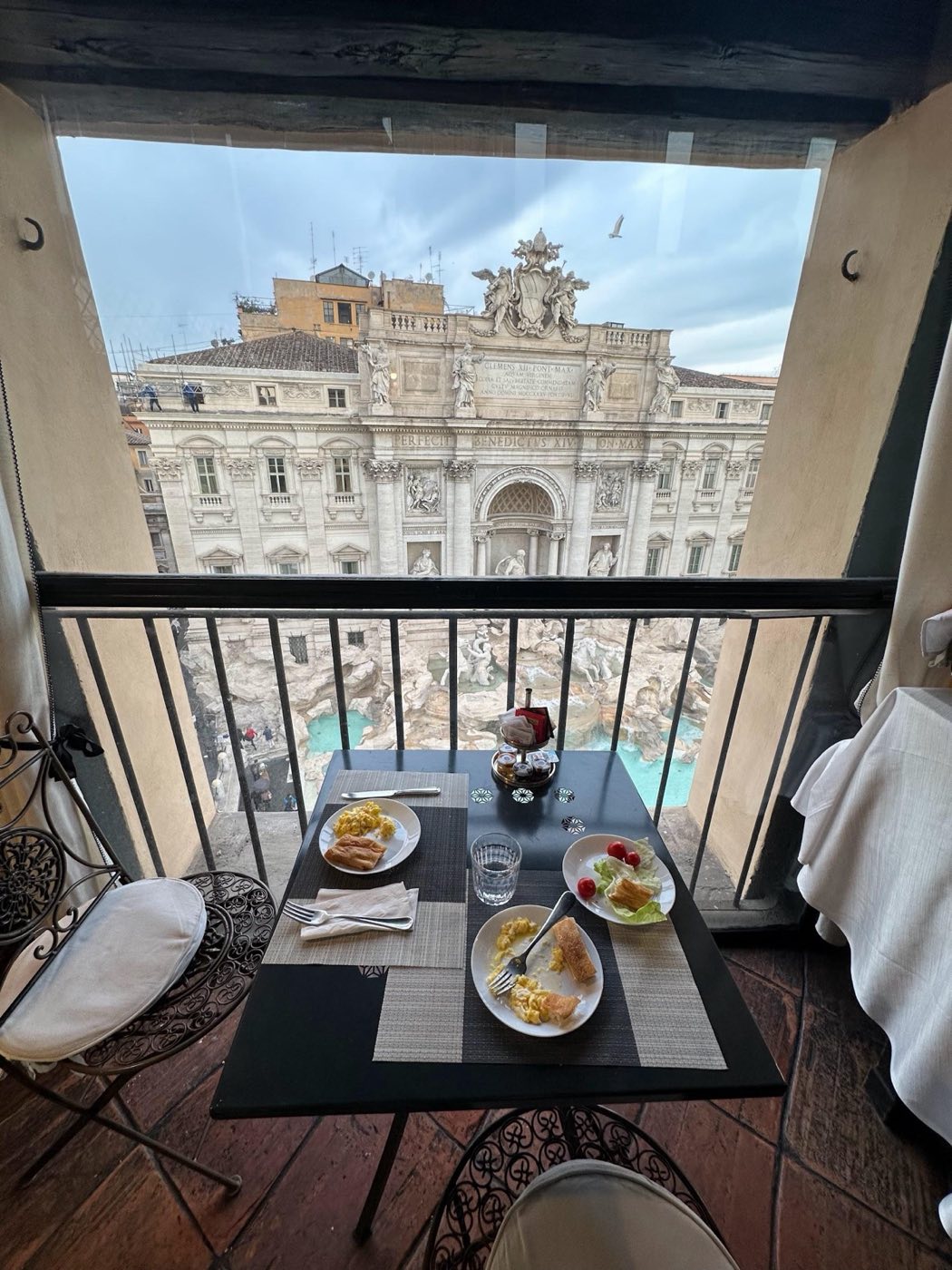 Desayuno frente a la Fontana di Trevi